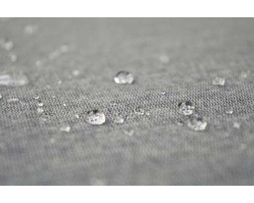 Gros plan de gouttes d''eau sur un tissu hydrofuge