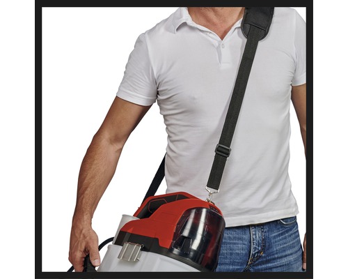 Homme avec pulvérisateur à dos avec bandoulière