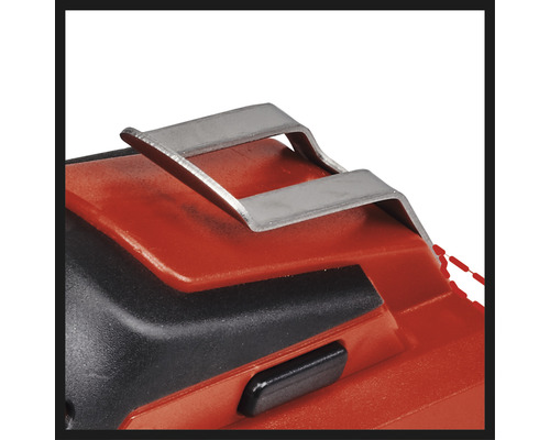 Detailansicht eines Werkzeugs mit Metallclip