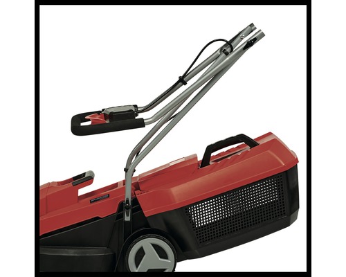 Gros plan d''une tondeuse à gazon avec bac de ramassage et poignée réglable