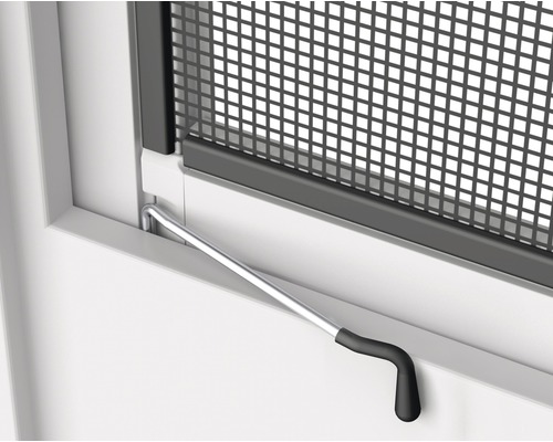 Gros plan d''une moustiquaire avec levier de commande sur la fenêtre