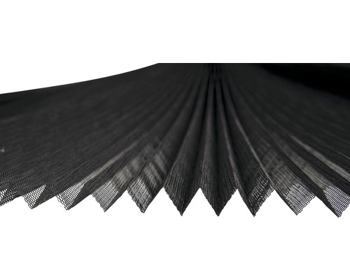 Gros plan d''une moustiquaire plissée noire.