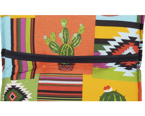 Coussin avec motifs de cactus et motifs géométriques