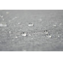 Nahaufnahme von Wassertropfen auf wasserabweisendem Gewebe