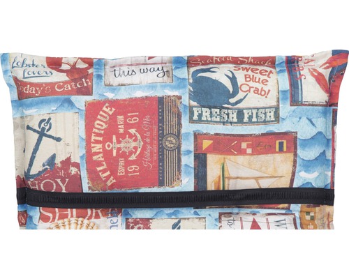 Coussin avec des motifs marins tels que des ancres, des crabes et des voiliers