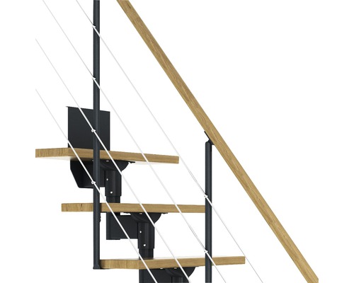 Detailansicht einer Spindeltreppe mit Holzstufen und Metallgeländer
