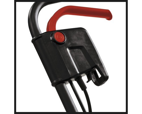 Gros plan d''une tondeuse à gazon avec les commandes sur la poignée