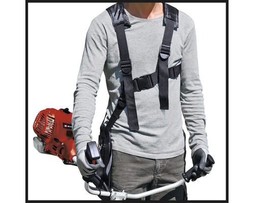 Eine Person trägt einen Tragegurt für eine Motorsense.