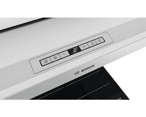 Gros plan des commandes d''une hotte aspirante avec le logo Bosch