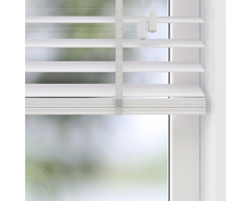 Weisse Jalousie am Fenster mit Bedienkordel