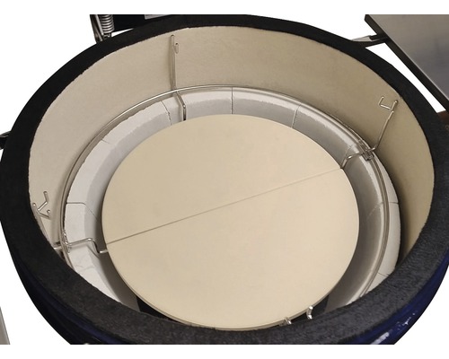 Blick in einen Keramikgrill mit Pizzastein und Metallgestell