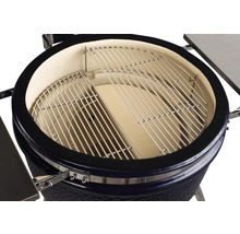 Vue intérieure d''un barbecue en céramique avec une grille