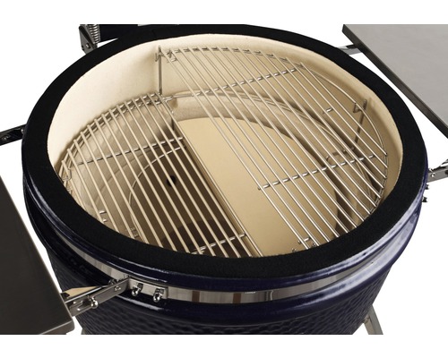 Innenansicht eines Keramikgrills mit Grillrost