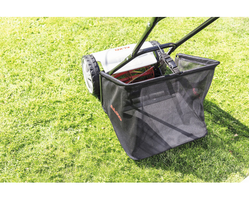 Tondeuse hélicoïdale avec bac de ramassage sur gazon