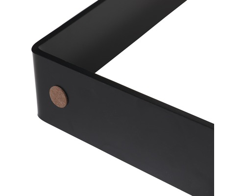 Detailansicht eines schwarzen Wandregals mit Filzgleiter