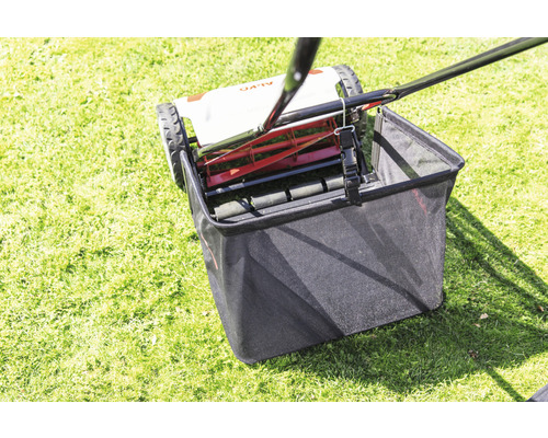 Tondeuse à gazon manuelle avec bac de ramassage sur pelouse