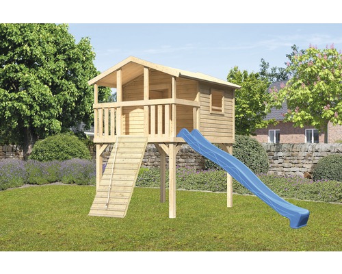 Spielhaus aus Holz mit Rutsche und Leiter im Garten.