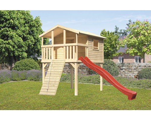 Cabane de jeux en bois avec toboggan dans le jardin