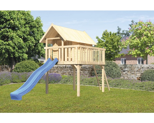 Cabane de jeux en bois avec toboggan et échelle dans le jardin