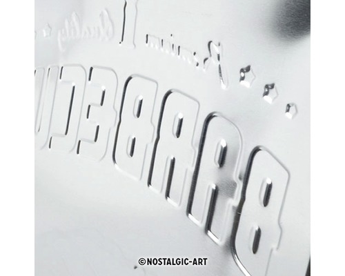 Vue détaillée d''une inscription en relief sur une plaque métallique