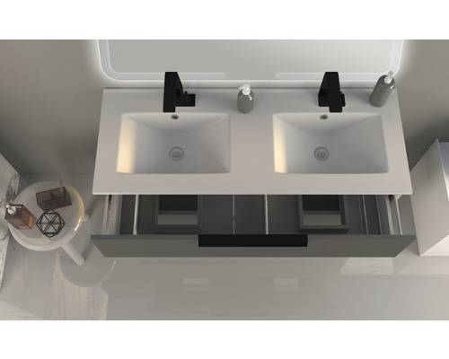 Badezimmer mit Doppelwaschtisch, Armaturen und offenem Schubfach