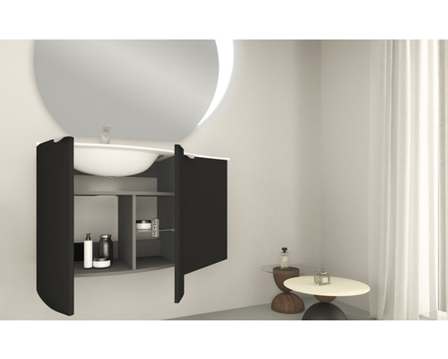 Salle de bains avec miroir lumineux, lavabo et meuble sous-vasque avec portes ouvertes