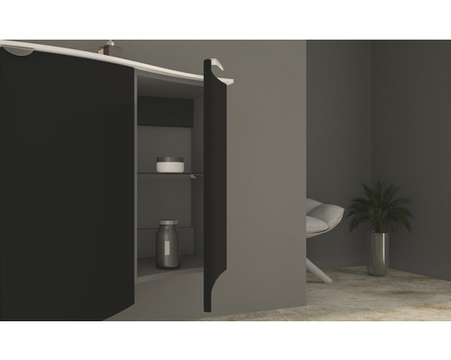 Salle de bains avec meuble sous-vasque avec porte ouverte et espace de rangement