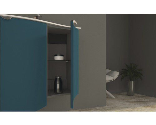 Badezimmerschrank mit offenem Regal und Dekoration