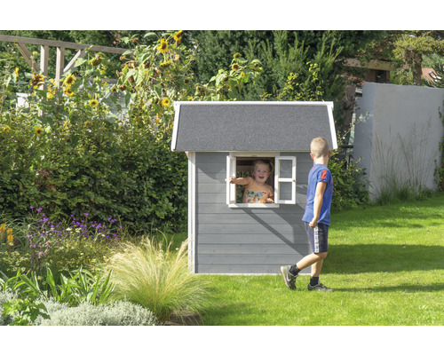 Kind im Gartenhaus mit Kind davor