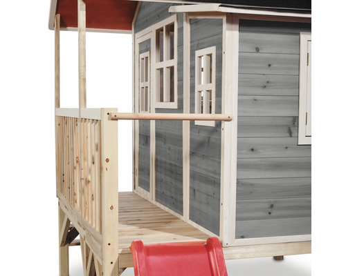 Detailansicht eines Spielhauses aus Holz mit Rutsche und Veranda.