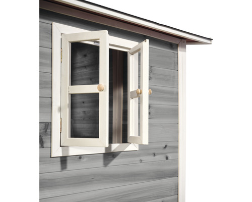 Detailansicht eines geöffneten Fensters an einem Gartenhaus aus Holz