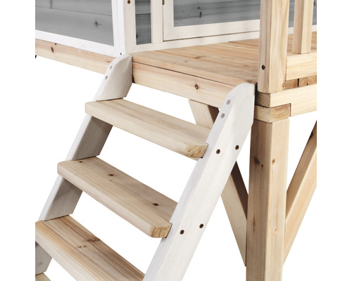 Detailansicht der Holztreppe eines Spielhauses