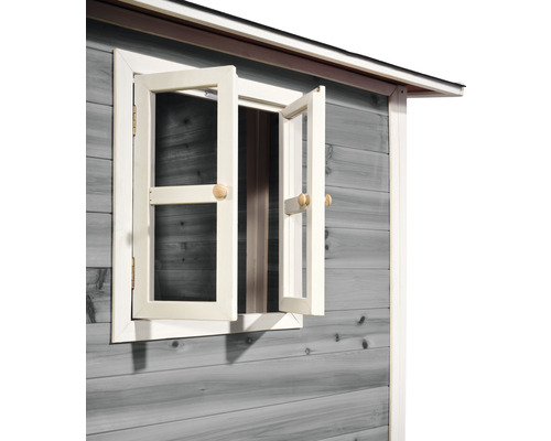 Vue détaillée d''une cabane de jardin en bois avec fenêtre ouverte