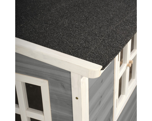 Vue détaillée d''une cabane de jeu avec carton bitumé et fenêtres