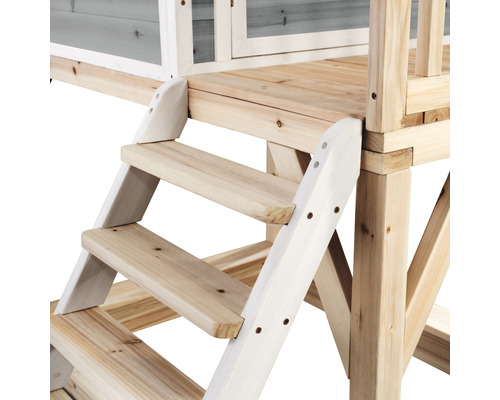 Gros plan d''un escalier en bois sur une cabane de jeu