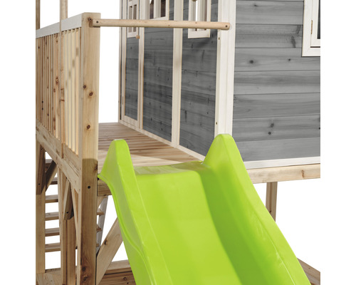 Detailansicht eines Spielturms mit Rutsche aus Holz.