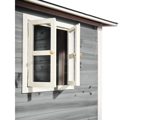 Detailansicht eines Gartenhauses mit geöffnetem Fenster