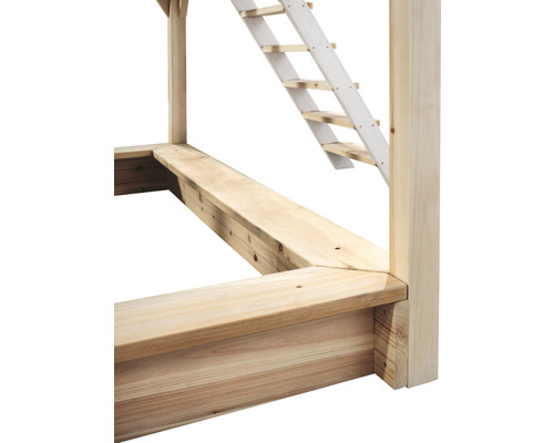 Detailansicht eines Holzspielturms mit Leiter