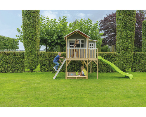 Kinderspielhaus mit Rutsche und Sandkasten im Garten