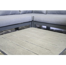 Detailaufnahme einer Terrassengarnitur mit Tisch und Ecksofa mit Polster