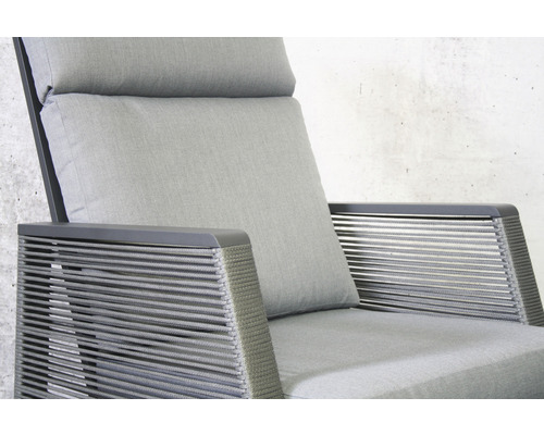Detailansicht eines grauen Loungesessels mit Kissen und Seilbespannung