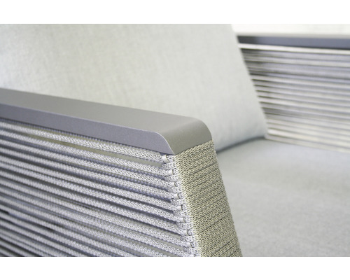 Detailansicht eines Gartenstuhls mit Aluminiumarmlehne und Seilgeflecht