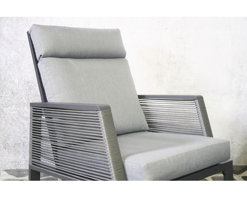 Gartenstuhl mit Armlehnen und grauen Polstern