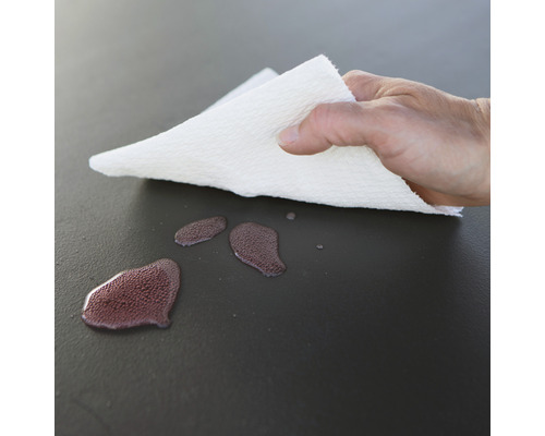 Reinigungstuch nimmt Flüssigkeit auf