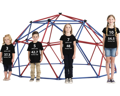 Dôme d''escalade avec quatre enfants de différentes tailles