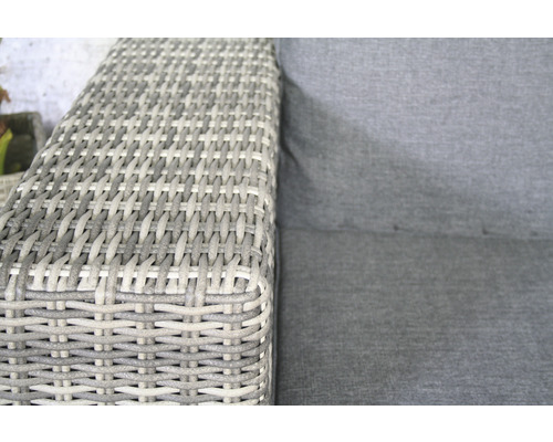 Detailansicht eines Rattan-Gartensofas mit Stoffbezug
