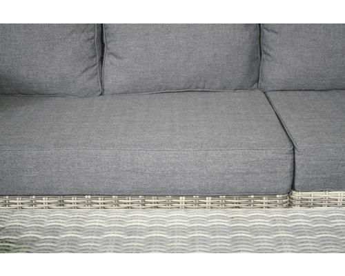 Detailansicht eines grauen Gartensofas mit Rattanrahmen und Textilpolster