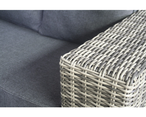 Detailansicht eines geflochtenen Gartenmöbels neben einem Sitzkissen