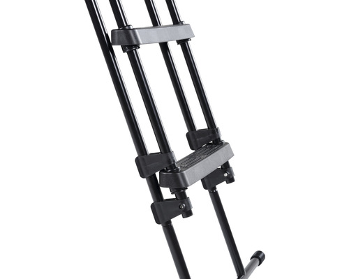 Gros plan sur les marches d''un escabeau en métal.