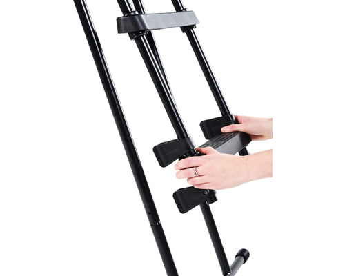 Vue détaillée d''une personne ajustant un chevalet en métal